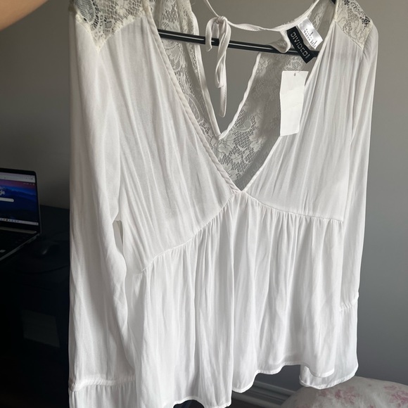 H&M white flowy top - Picture 2 of 7